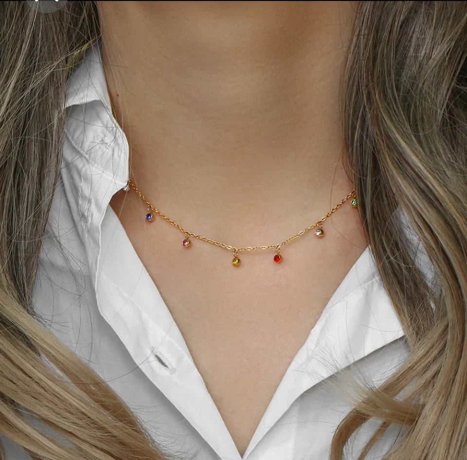 Collar con circonitas de colores.