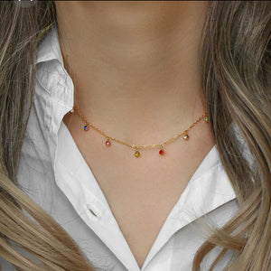 Collar con circonitas de colores.